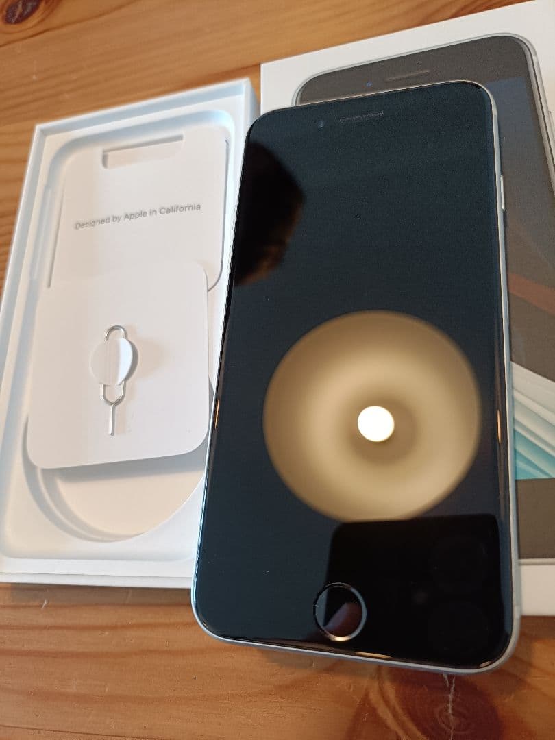 【美品】Apple iPhone SE 第二世代　ホワイト