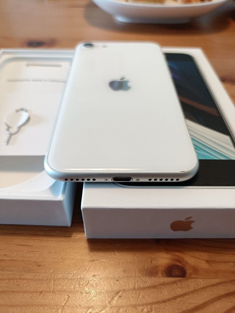【美品】Apple iPhone SE 第二世代　ホワイト