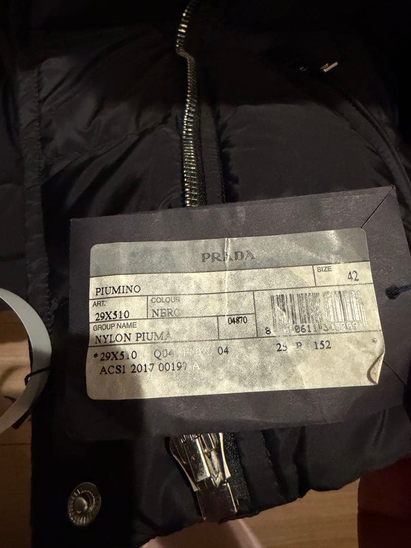 未使用品　PRADA ロゴプレートダウンジャケット 42