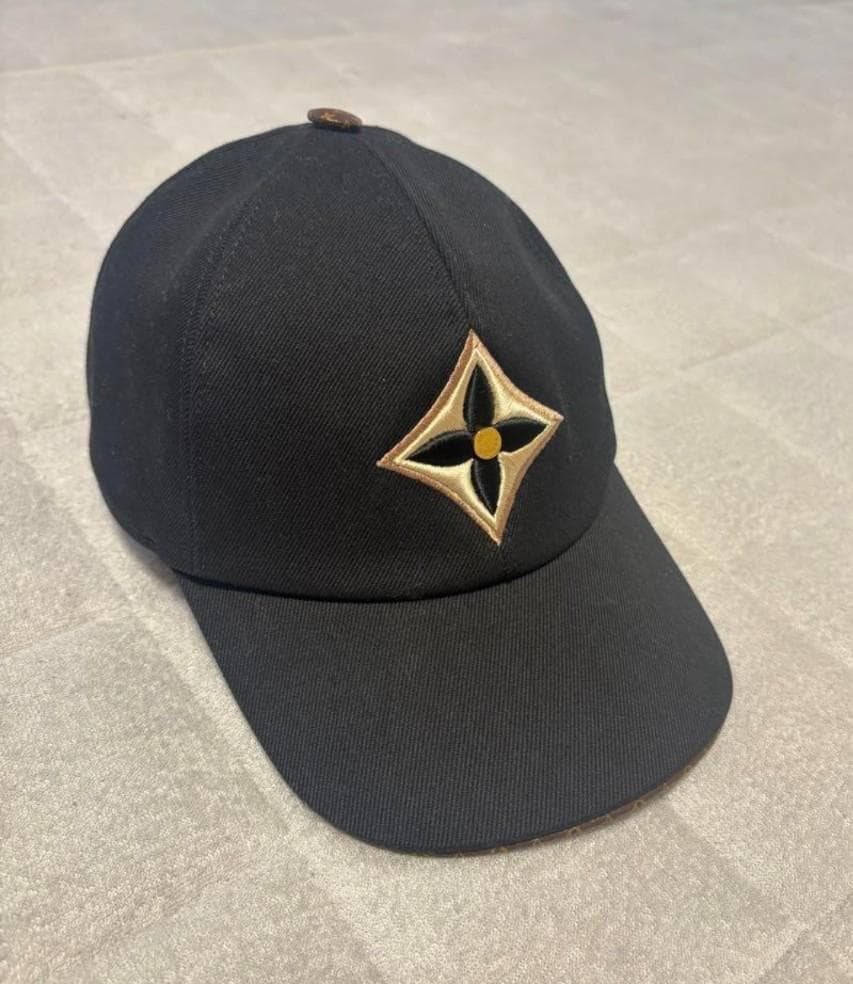 ルイヴィトン　刺繍ロゴキャップ