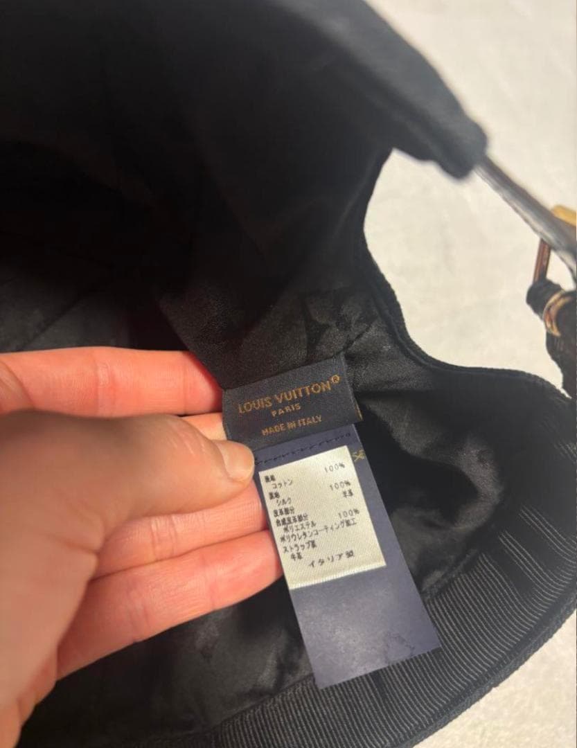 ルイヴィトン　刺繍ロゴキャップ