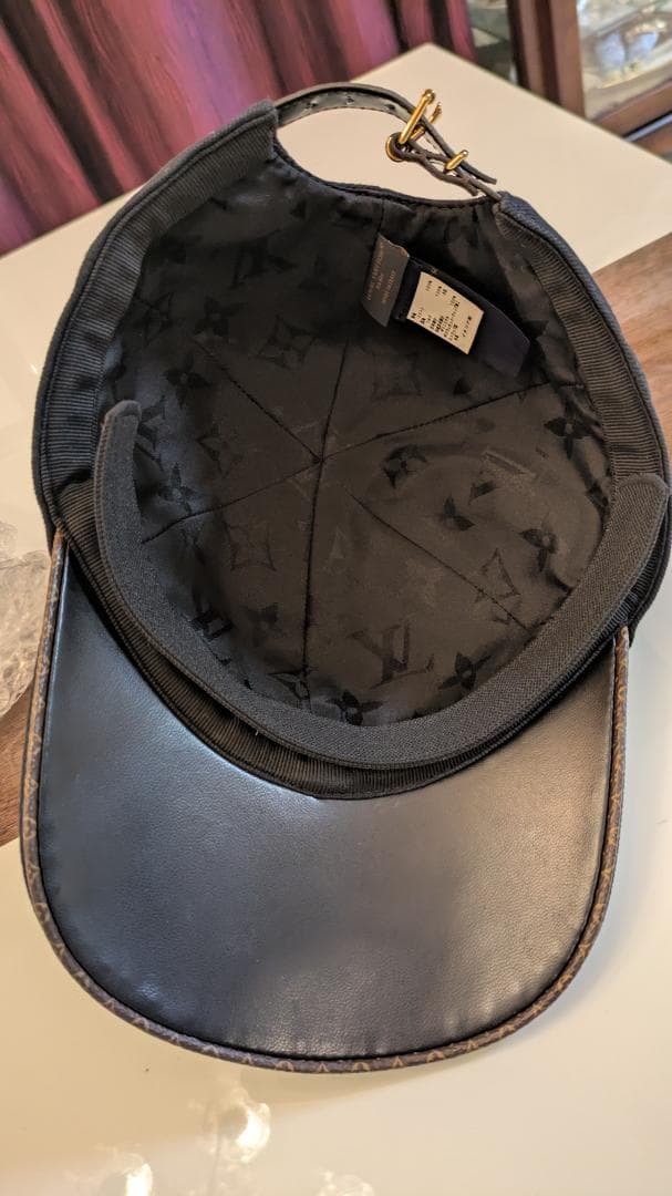 ルイヴィトン　刺繍ロゴキャップ