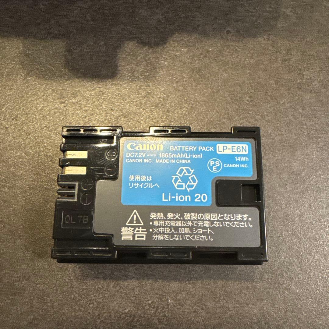 Canon EOS 80D 本体と付属品