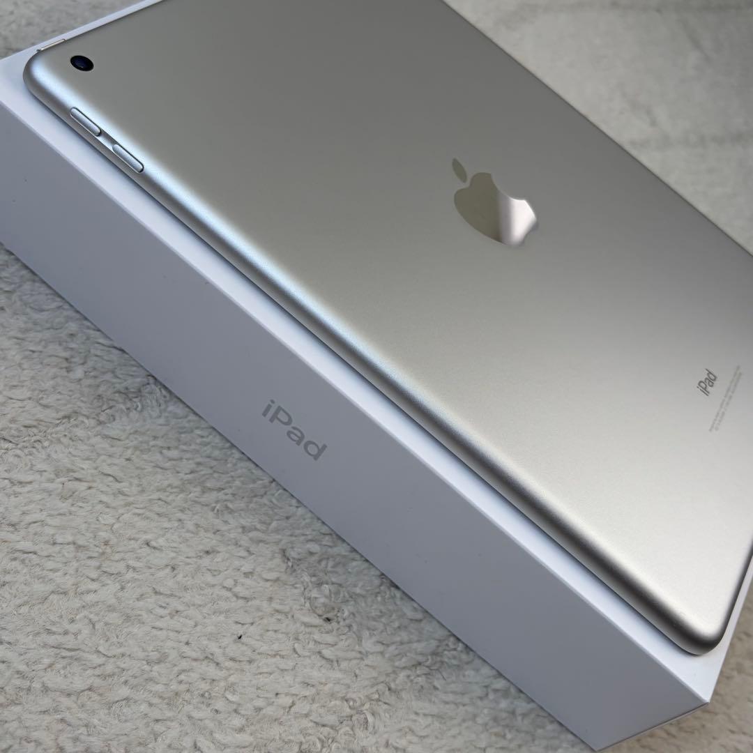 Apple iPad 第6世代 32GB シルバー Wi-Fiモデル