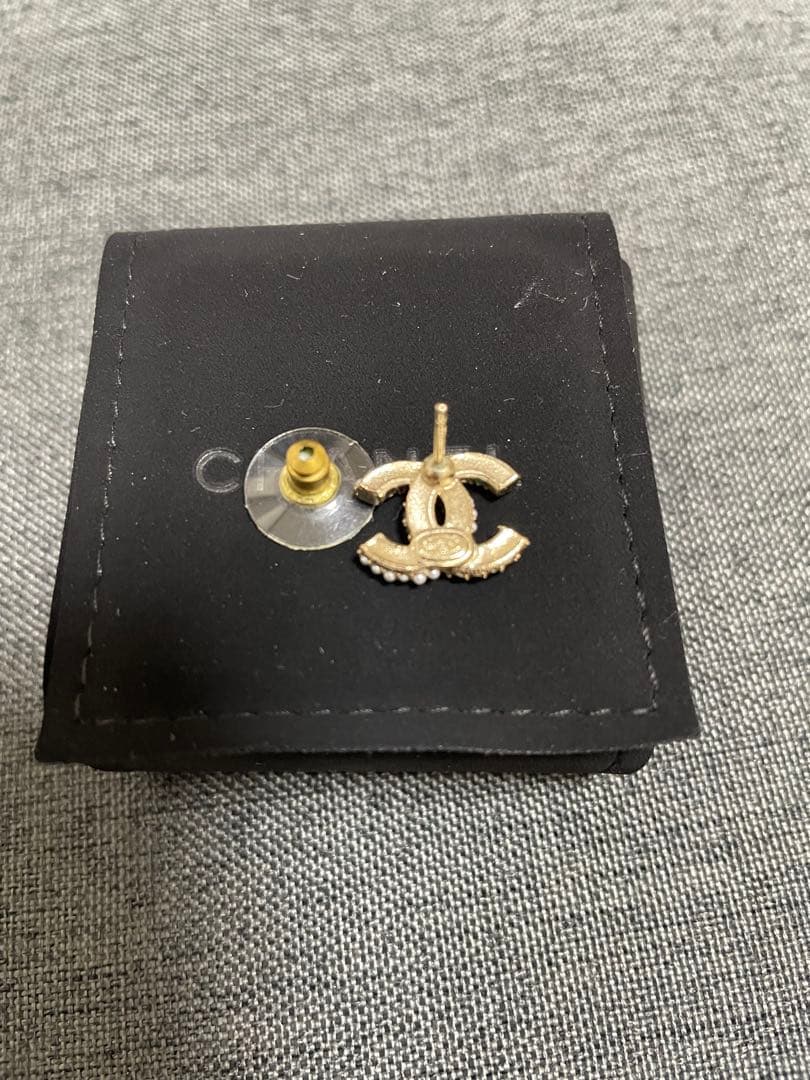 【美品】CHANEL正規品！CCロゴ ピアス(片耳)フランス製 ブラック✖️パール