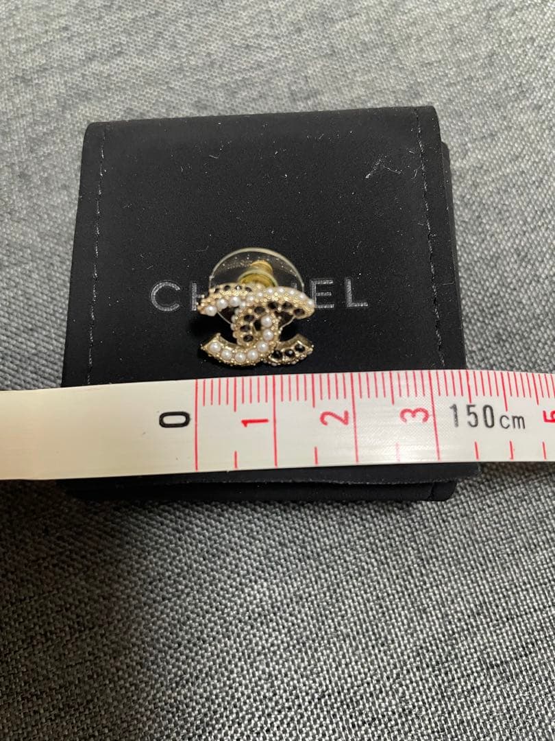 【美品】CHANEL正規品！CCロゴ ピアス(片耳)フランス製 ブラック✖️パール