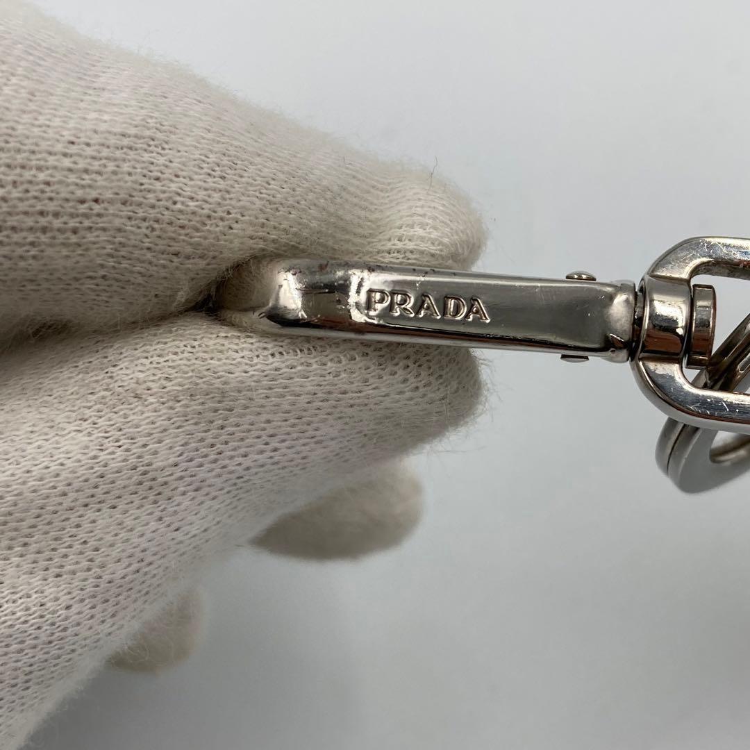 美品】プラダ キーリング キーホルダー 三角ロゴ ホワイト レザー