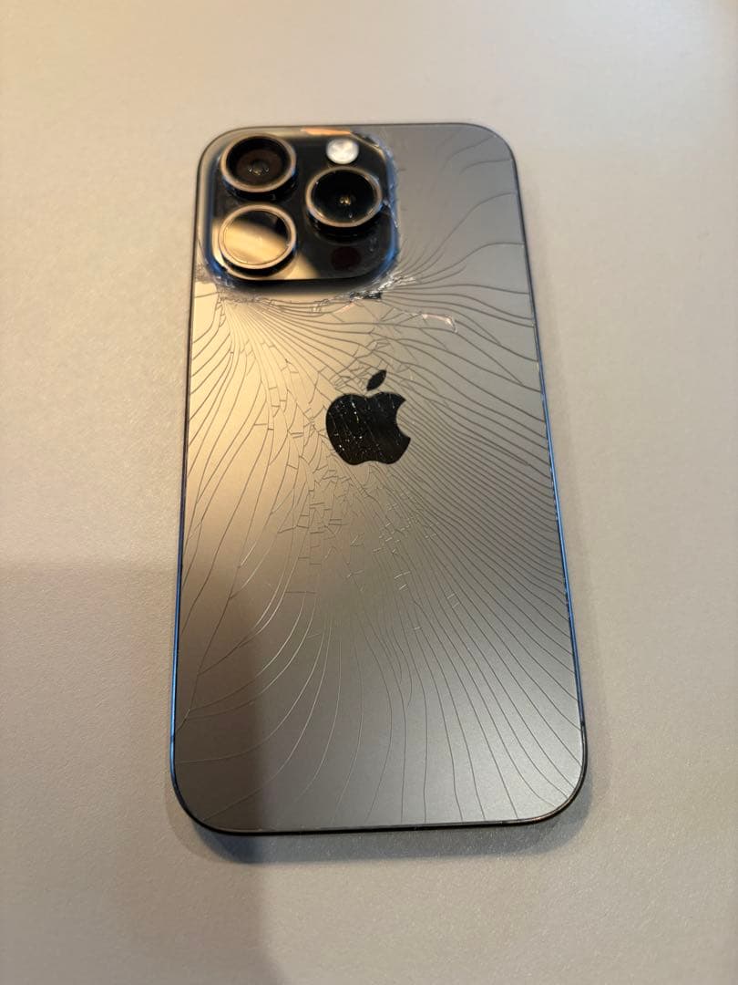 iPhone 15 Pro 512GB ブラックチタニウム　本体