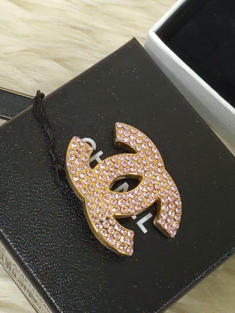 CHANEL シャネル　CCロゴブローチ ピンク