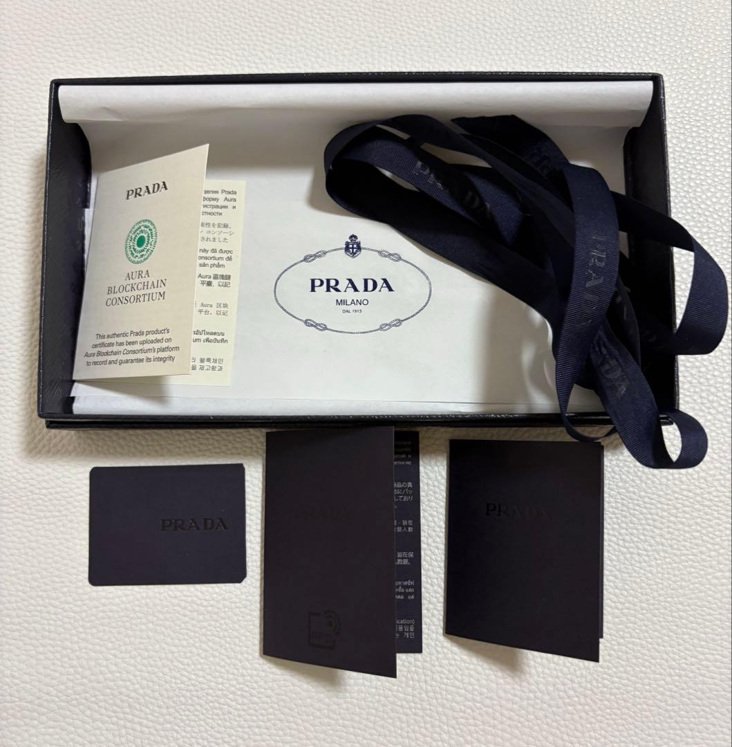新品未使用　PRADA サフィアーノトライアングル財布　箱　紙袋付き