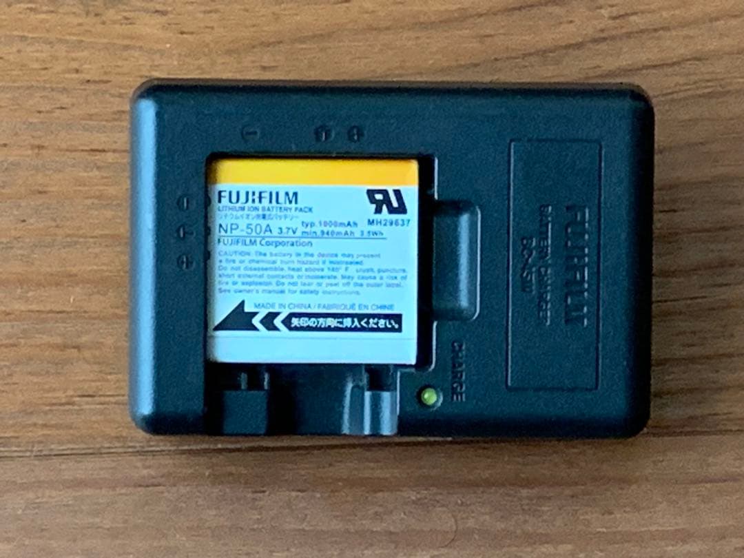 FUJIFILM フジフィルム FinePix F200EXR コンデジ