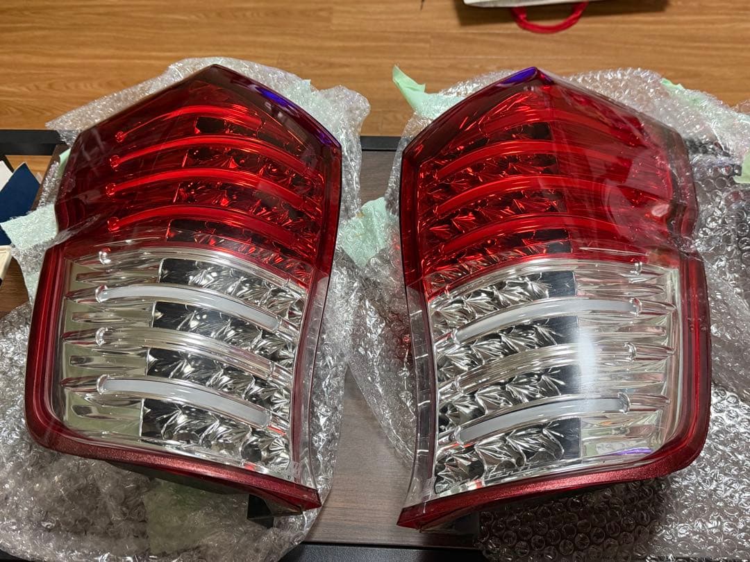 超美品⭐︎ステップワゴン rk用ヴァレンティテールランプ 赤/クリア ⭐︎