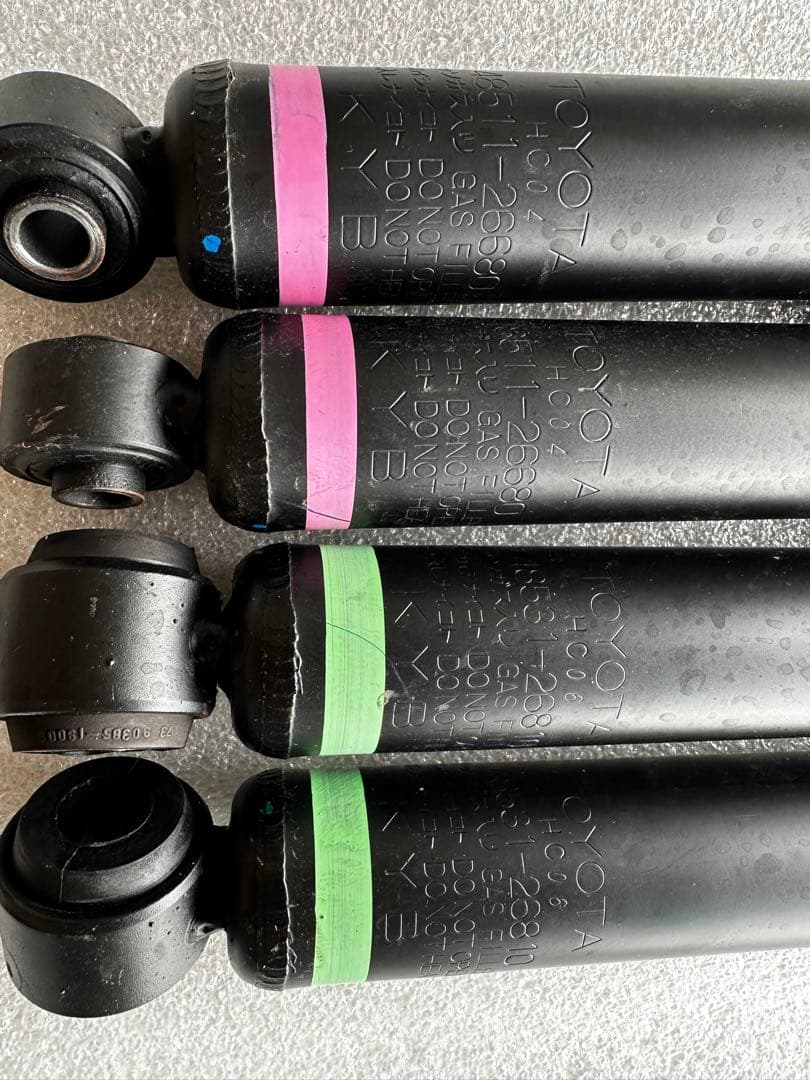 新車外し完全未使用　現行型200系ハイエース純正ショックアブソーバ1台分