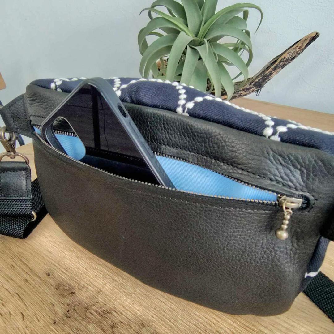 ミナペルホネン/tambourine タンバリンネイビー×白/ボディーバッグ黒