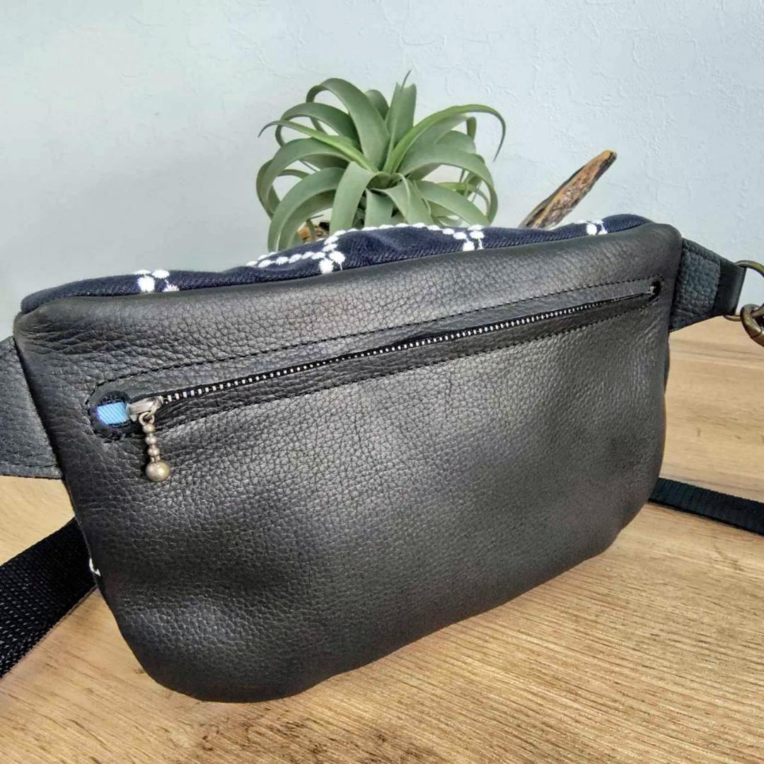 ミナペルホネン/tambourine タンバリンネイビー×白/ボディーバッグ黒