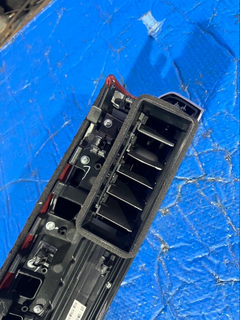 マツダ3 BPFJ3R エアコン吹き出しパネル　赤　※フォロー割OK