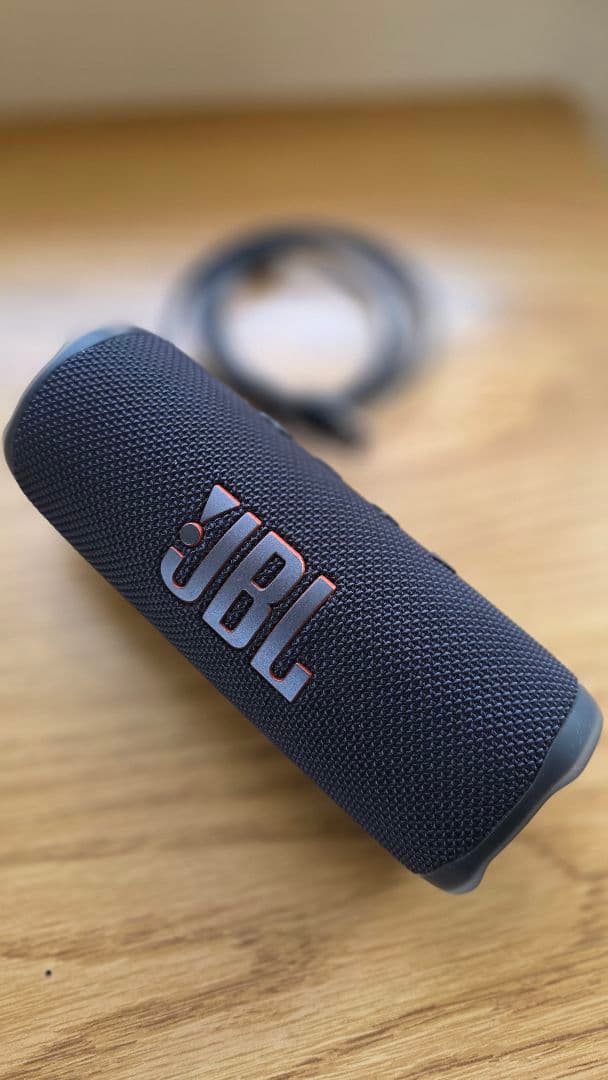 JBL Flip 6スマートスピーカー 本体とUSBケーブル