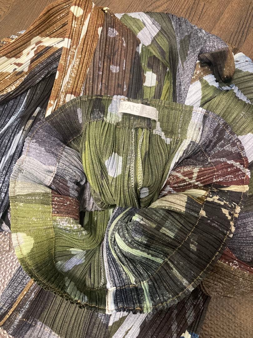 新品同　希少　プリーツプリーズ　イッセイミヤケ　ガウチョパンツ　マルチカラー　M