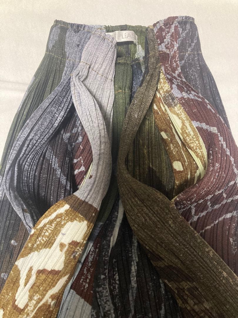 新品同　希少　プリーツプリーズ　イッセイミヤケ　ガウチョパンツ　マルチカラー　M