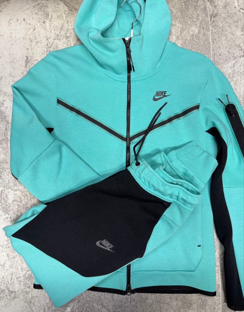 NIKEテックフリース　上下セットアップS セントラルシー着用