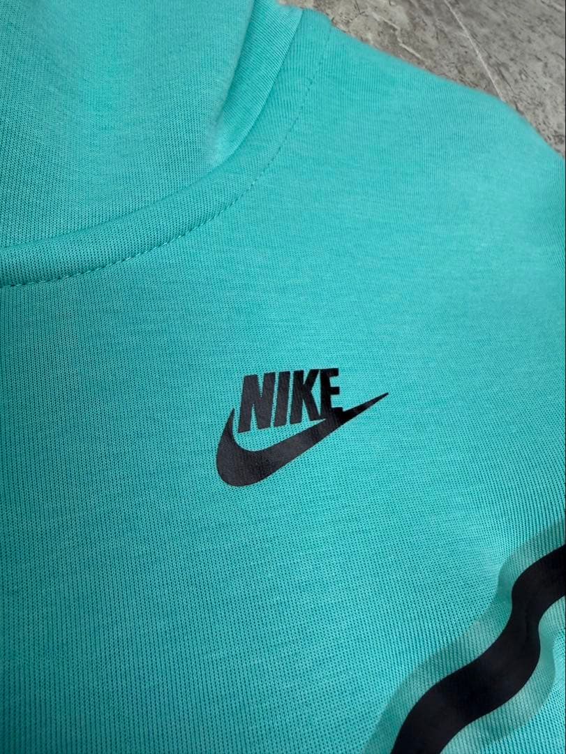 NIKEテックフリース　上下セットアップS セントラルシー着用