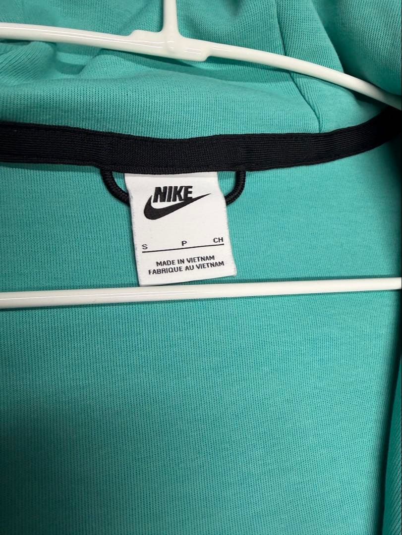 NIKEテックフリース　上下セットアップS セントラルシー着用