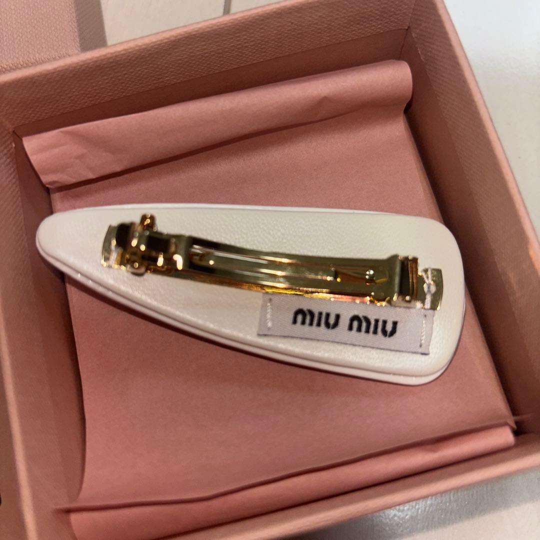 miu miu ホワイト ヘアピン　パテントレザー　ヘアクリップ