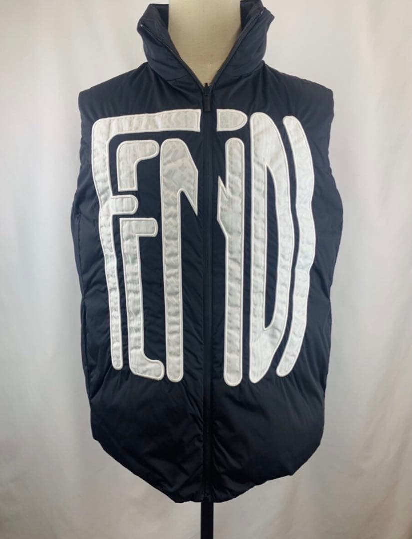 極美品FENDI フェンディ リバーシブルロゴダウンベスト【48】