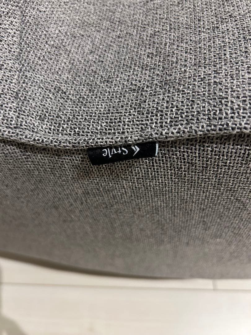 グレーのファブリック1人掛けソファ