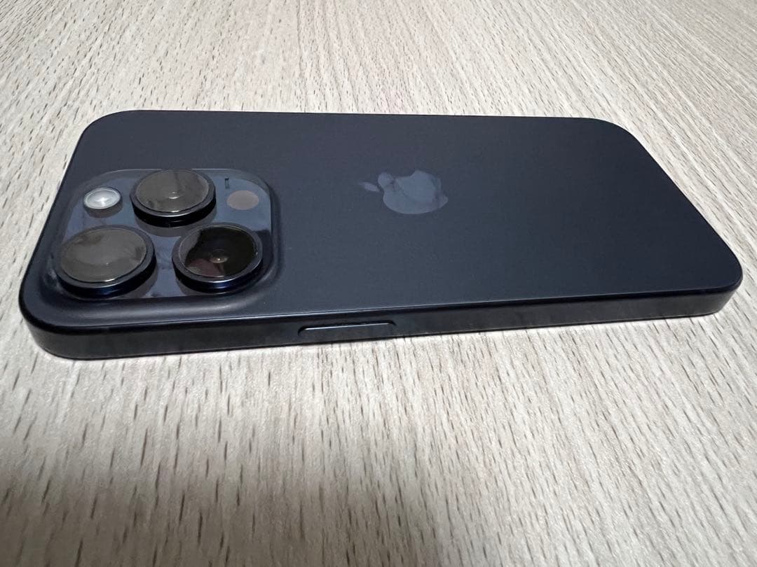 Apple iPhone 15 Pro 256GBブルーチタニウム カナダ版