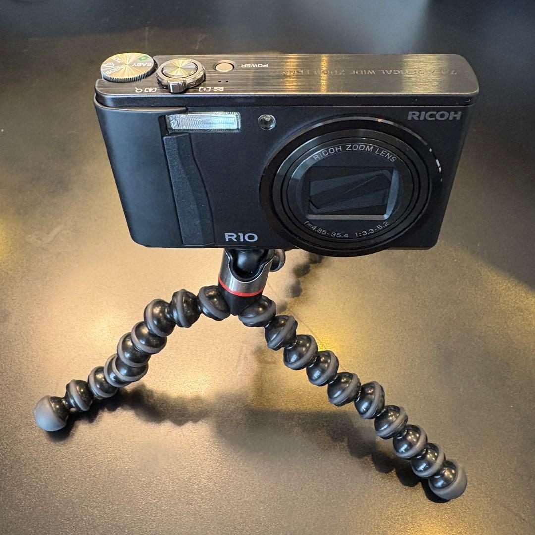 美品　RICOH R10 ブラック コンパクトデジタルカメラ