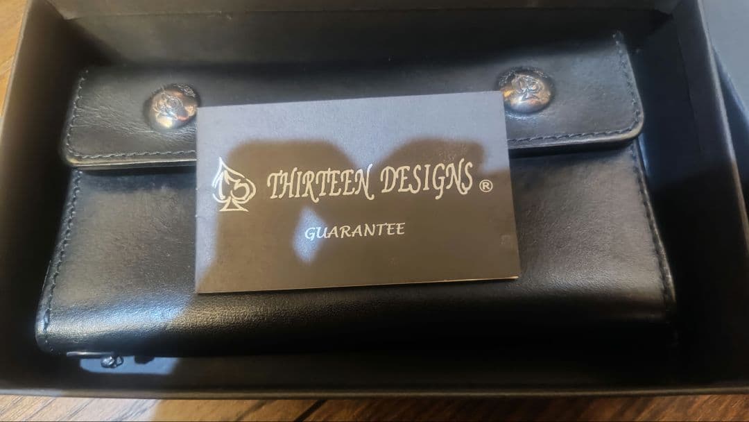 あき75300THIRTEEN DESIGNS ブラックふたつ折り財布