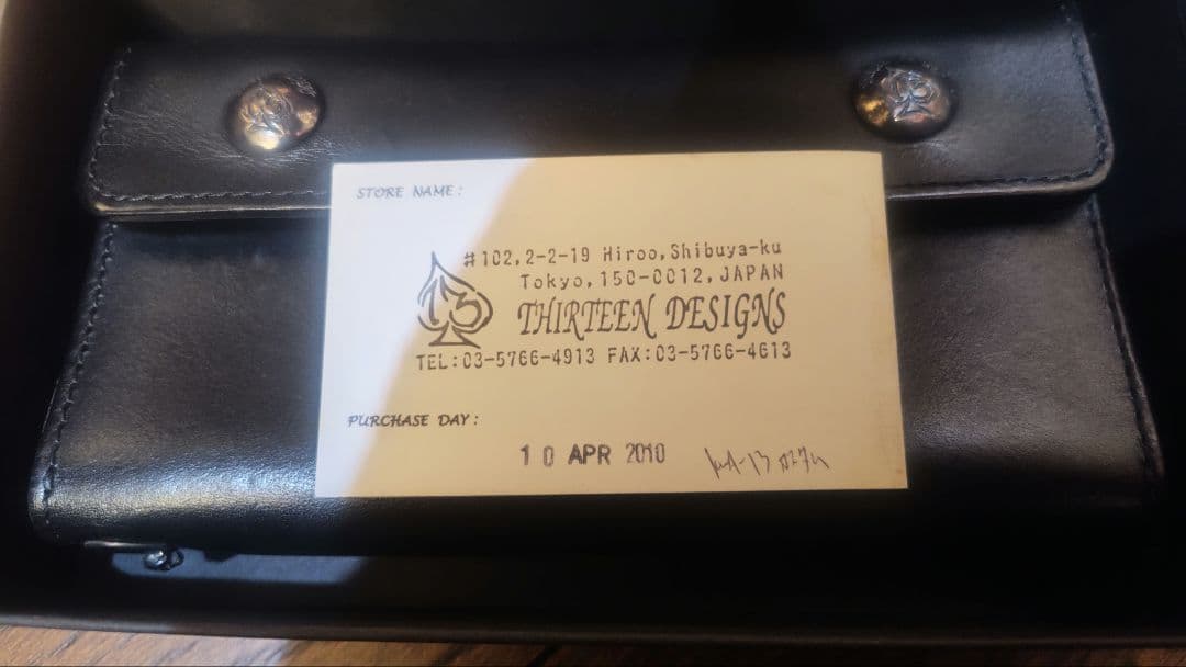 あき75300THIRTEEN DESIGNS ブラックふたつ折り財布