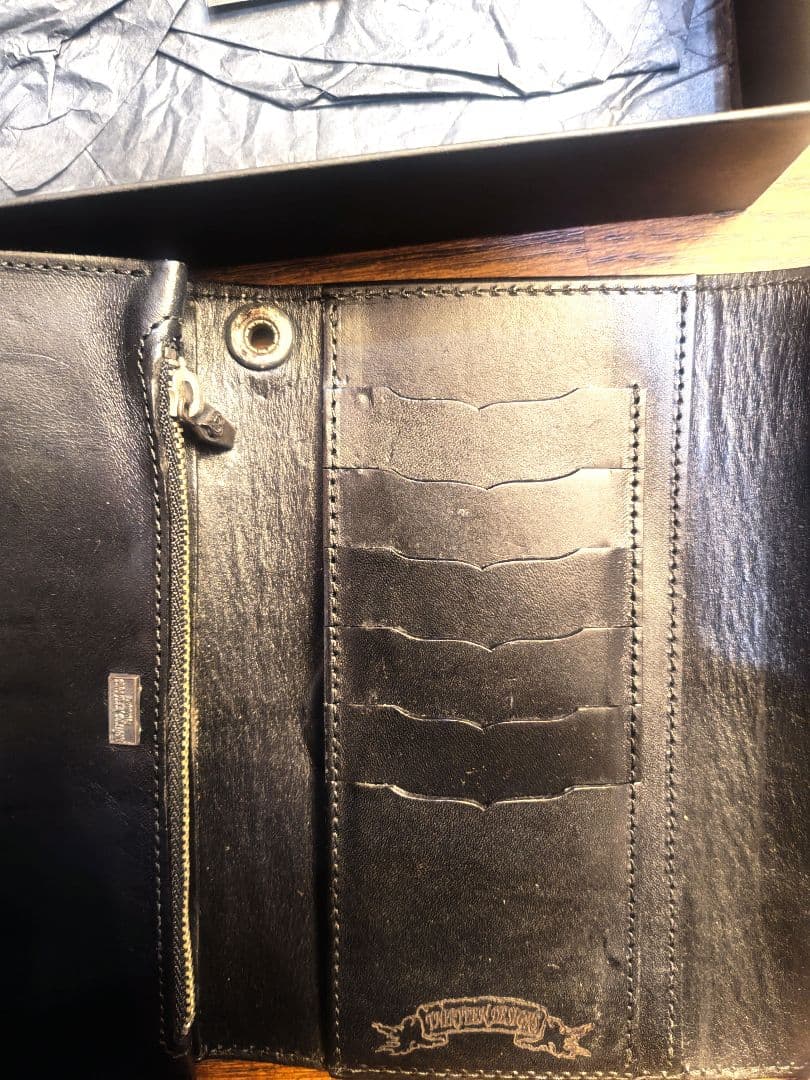 あき75300THIRTEEN DESIGNS ブラックふたつ折り財布