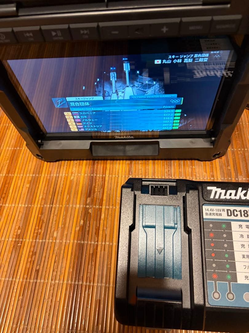 屋外使用なしの美品　Makita TV100ポータブルテレビ　充電器　収納袋