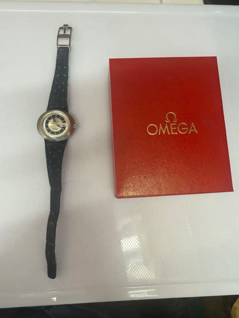 OMEGA 防水時計 黒色 ストラップ付き