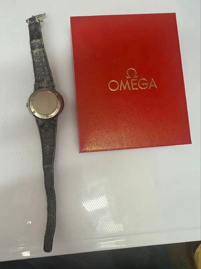 OMEGA 防水時計 黒色 ストラップ付き