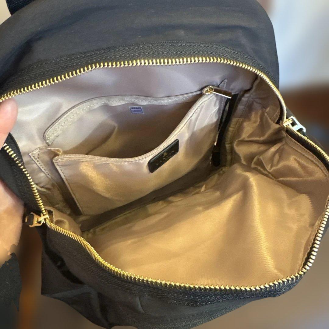 フリルポケット付きブラックリュック