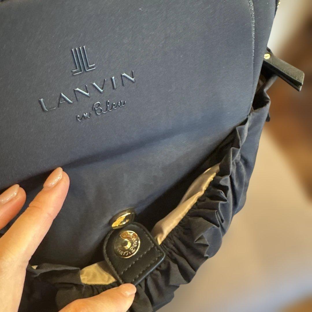 フリルポケット付きブラックリュック