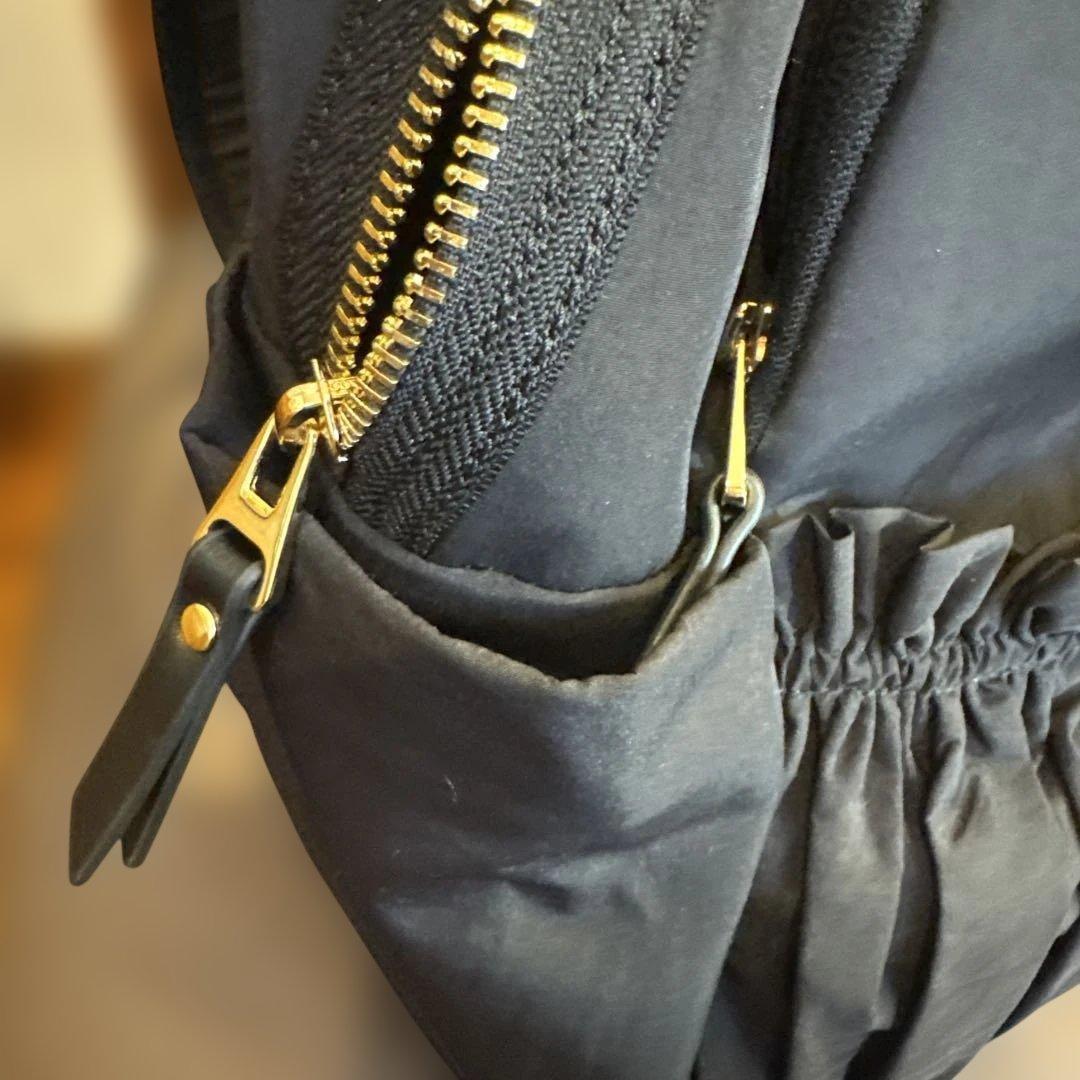 フリルポケット付きブラックリュック