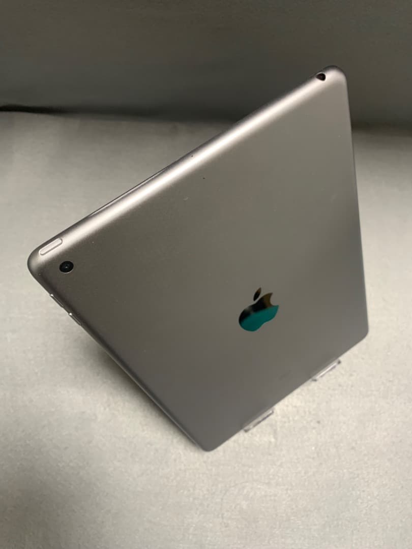 美品 国内版 WiFi版 iPad 第5世代 128GB スペースグレー色