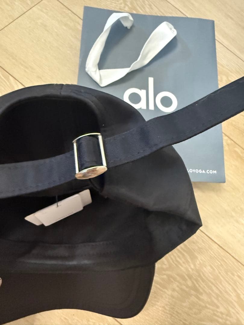 本物！　新品未使用　タグ付き　alo ショイニーサテンキャップ　ブラック