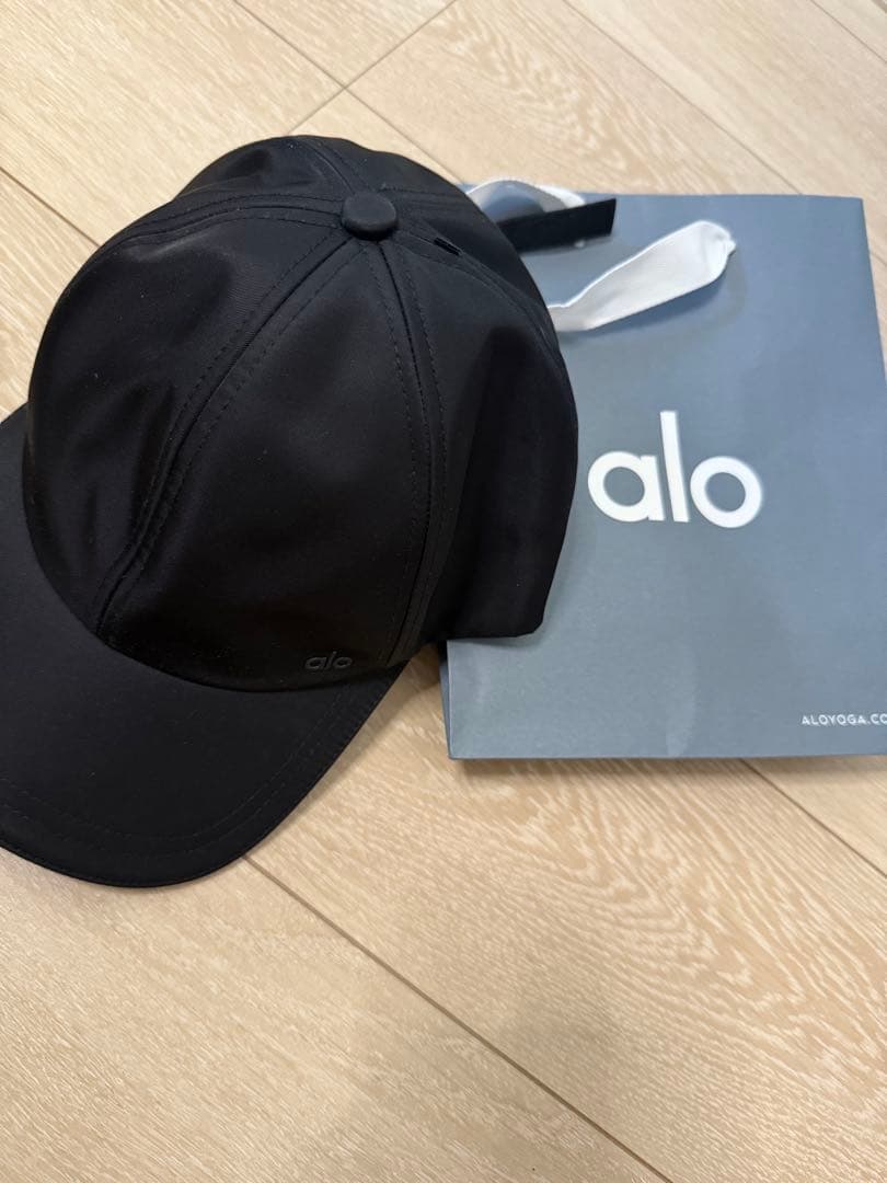 本物！　新品未使用　タグ付き　alo ショイニーサテンキャップ　ブラック