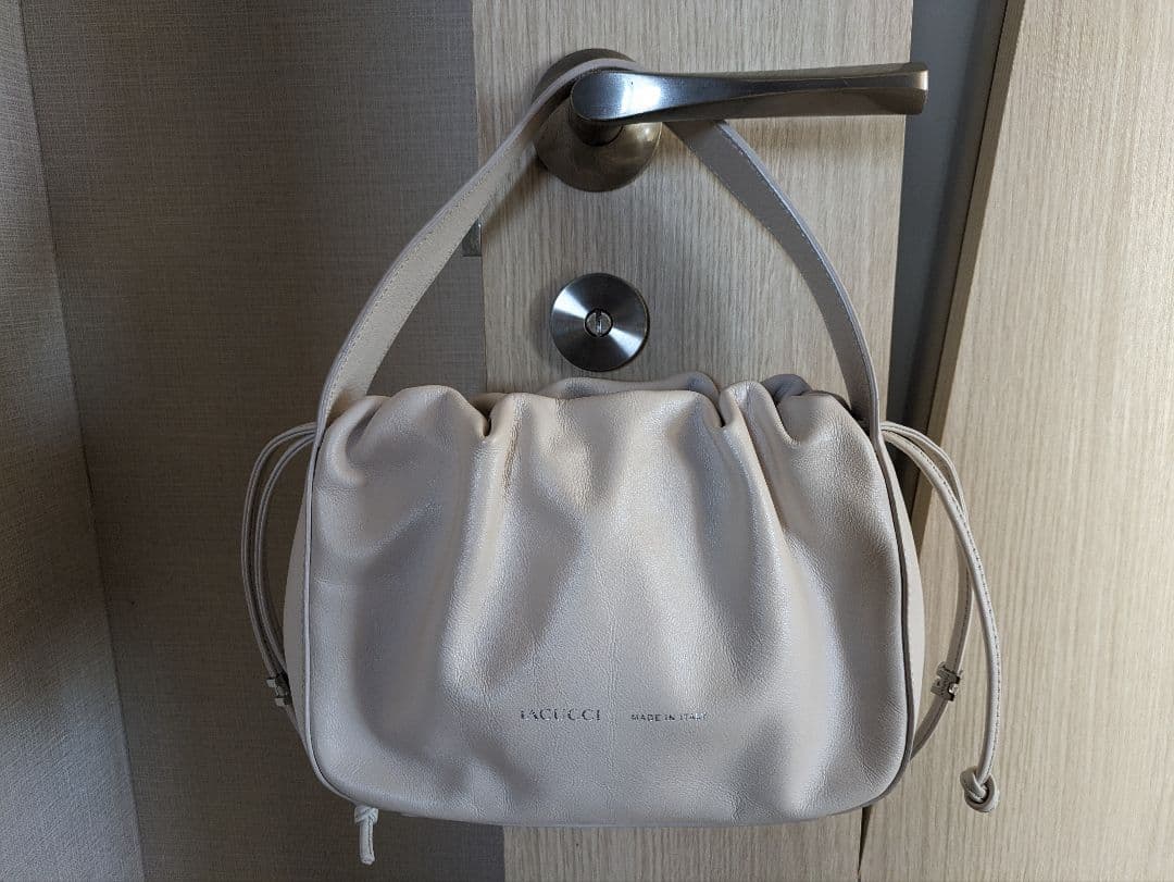 IACUCCI ホワイト巾着型ハンドバッグ　完売品