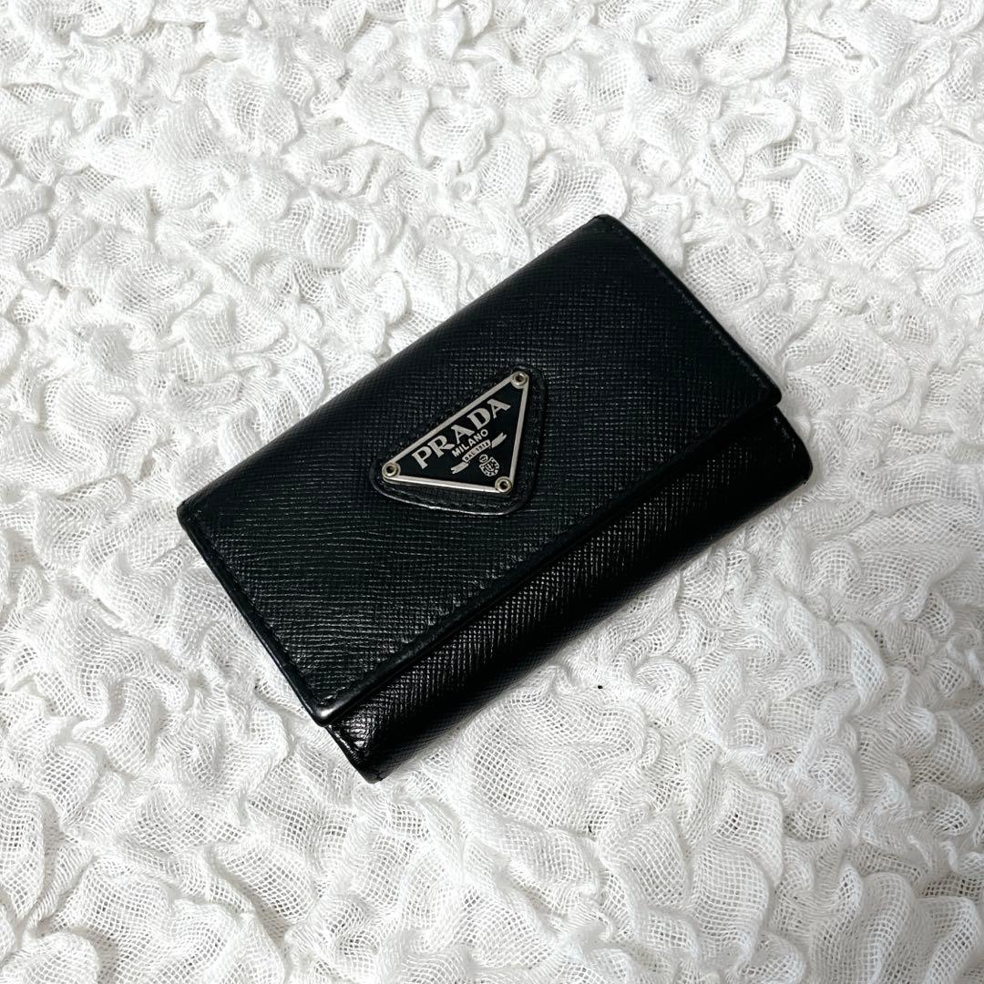 PRADA ブラック サフィアーノレザー キーケース　三角　トライアングル　6連