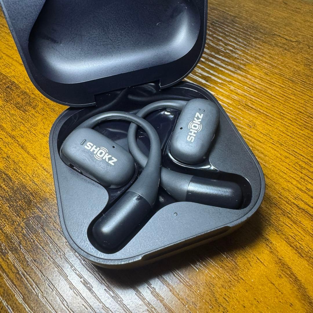 SHOKZ ワイヤレスイヤホン ブラック 充電ケース付き　OpenFit
