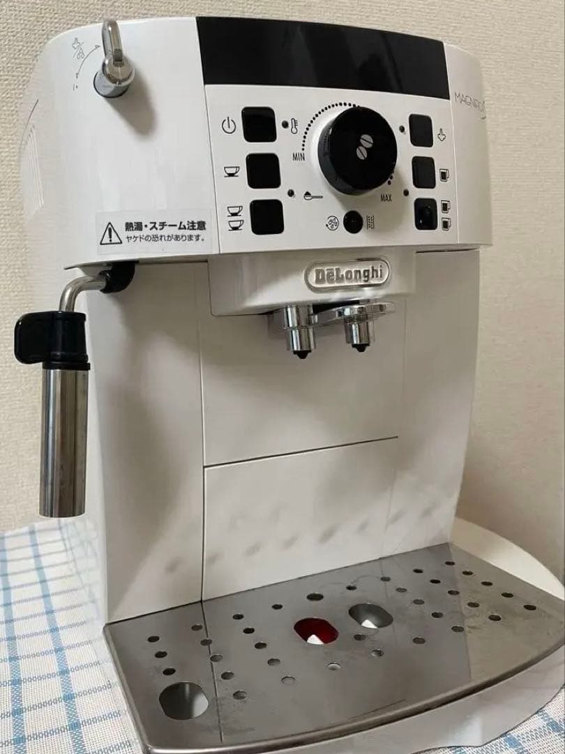 【美品】デロンギ 全自動コーヒーマシン ECAM22112W ホワイト