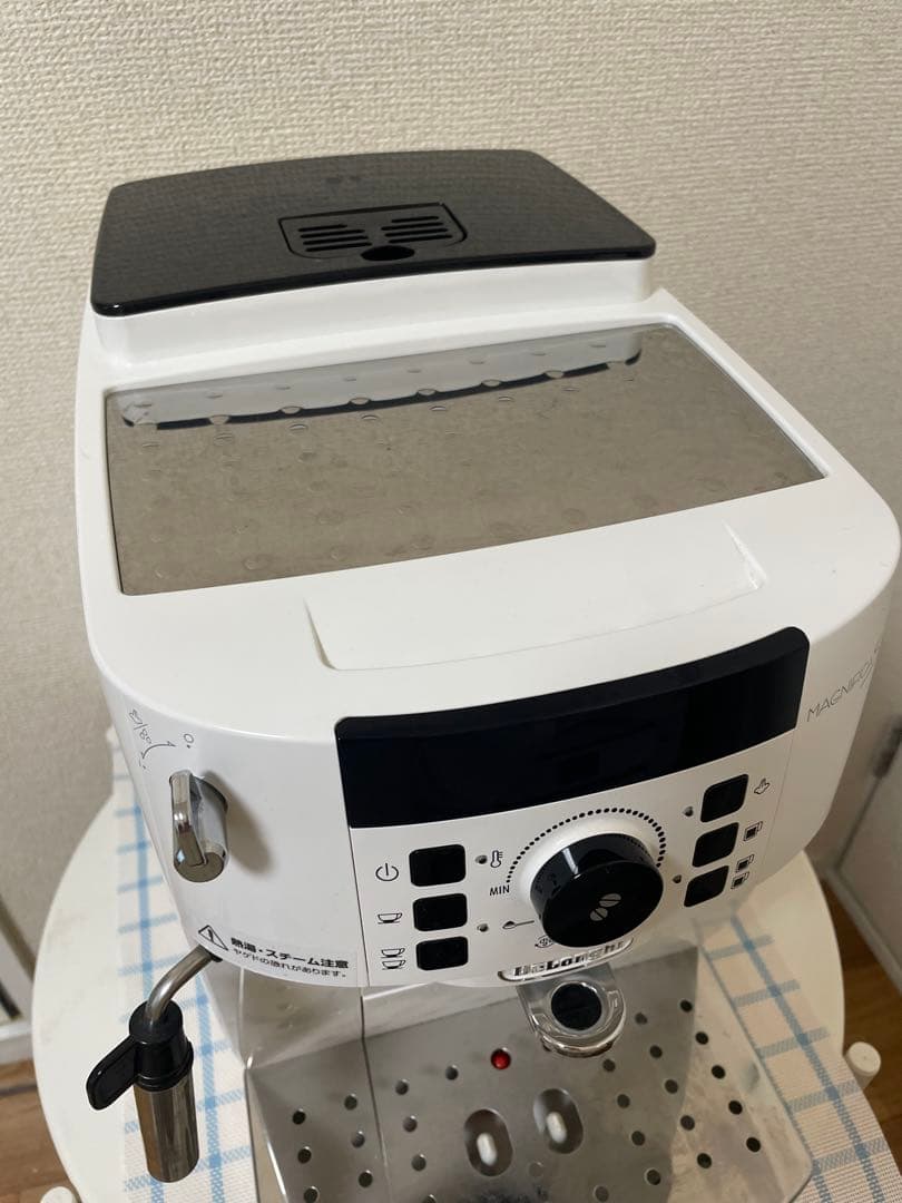 【美品】デロンギ 全自動コーヒーマシン ECAM22112W ホワイト