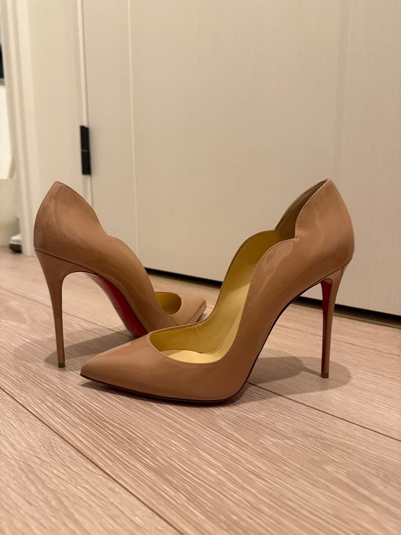 Christian Louboutin Hot Chick ベージュ