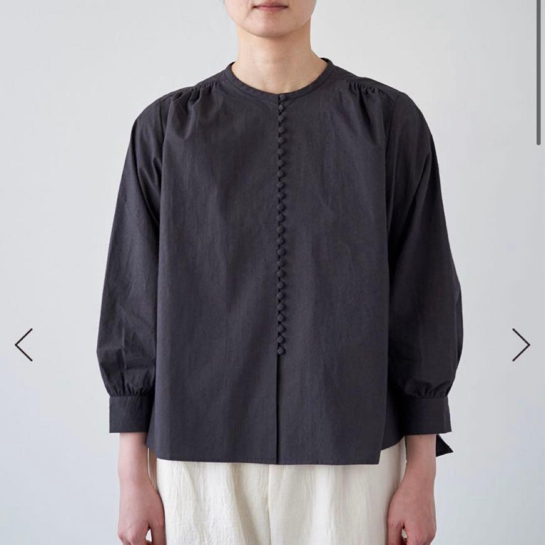 pot and tea 釦たくさんブラウス ノーカラー 濃グレー スミクロ　M